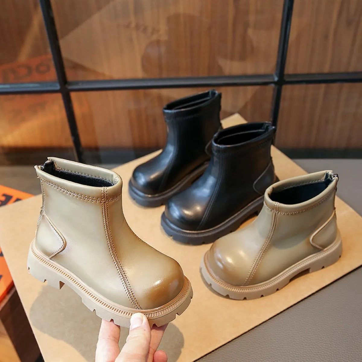 2023 Scarpe con plateau Stivali per bambini Punta tonda Cerniera posteriore Autunno Inverno Stivaletti alla moda resistenti al f