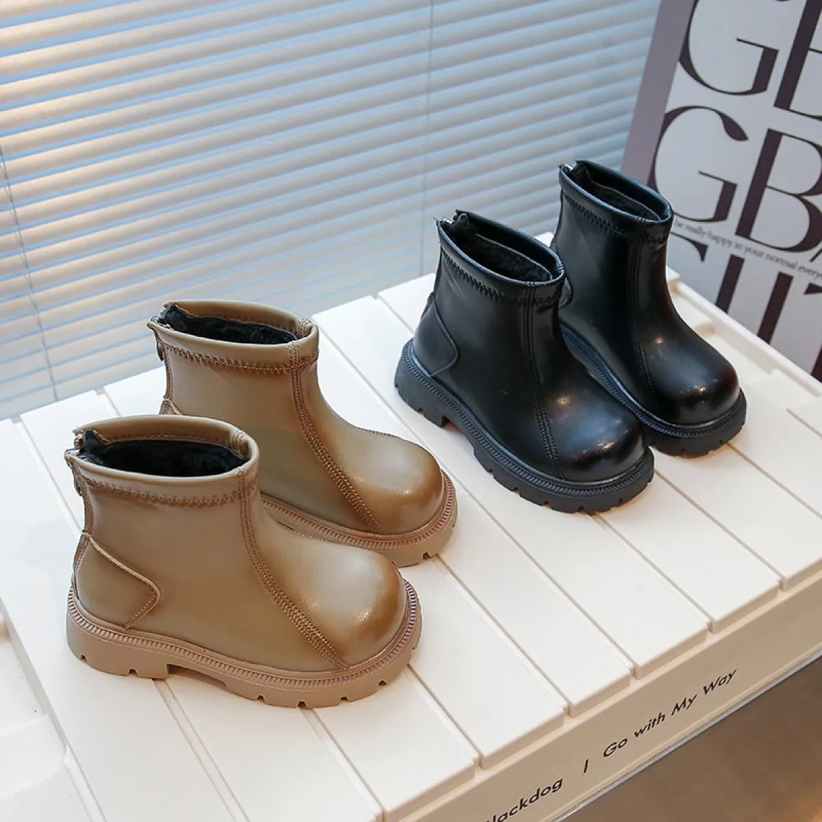 2023 Scarpe con plateau Stivali per bambini Punta tonda Cerniera posteriore Autunno Inverno Stivaletti alla moda resistenti al f