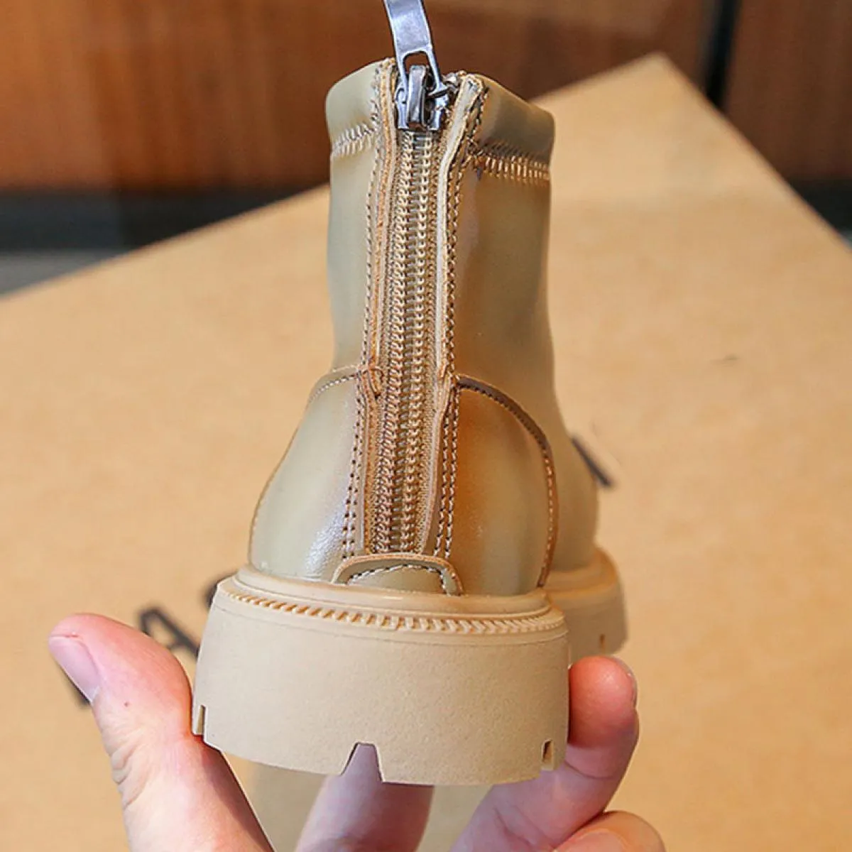 2023 Scarpe con plateau Stivali per bambini Punta tonda Cerniera posteriore Autunno Inverno Stivaletti alla moda resistenti al f