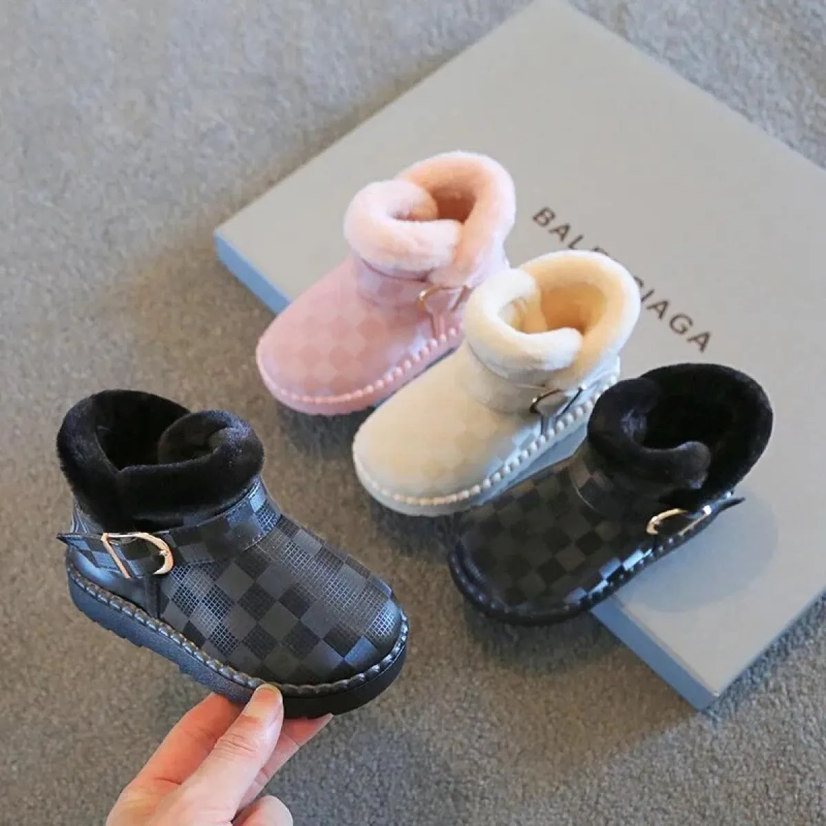 Calde scarpe per bambini in peluche nuove scarpe invernali per bambini 2024 in cotone moda fibbia stivaletti antiscivolo imperme