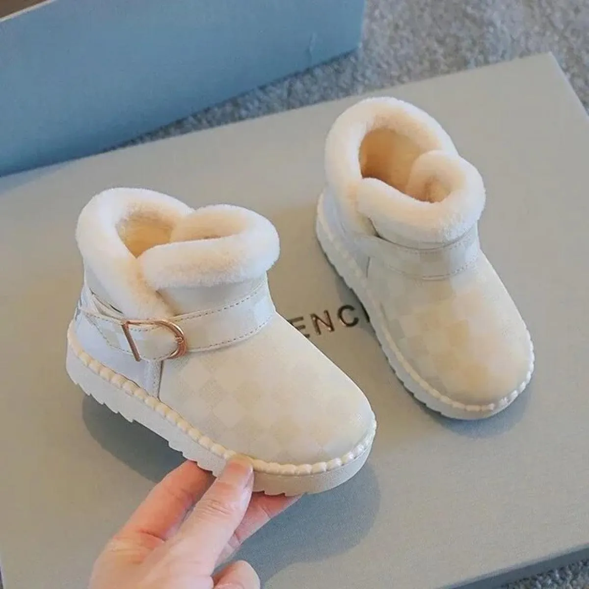 Calde scarpe per bambini in peluche nuove scarpe invernali per bambini 2024 in cotone moda fibbia stivaletti antiscivolo imperme