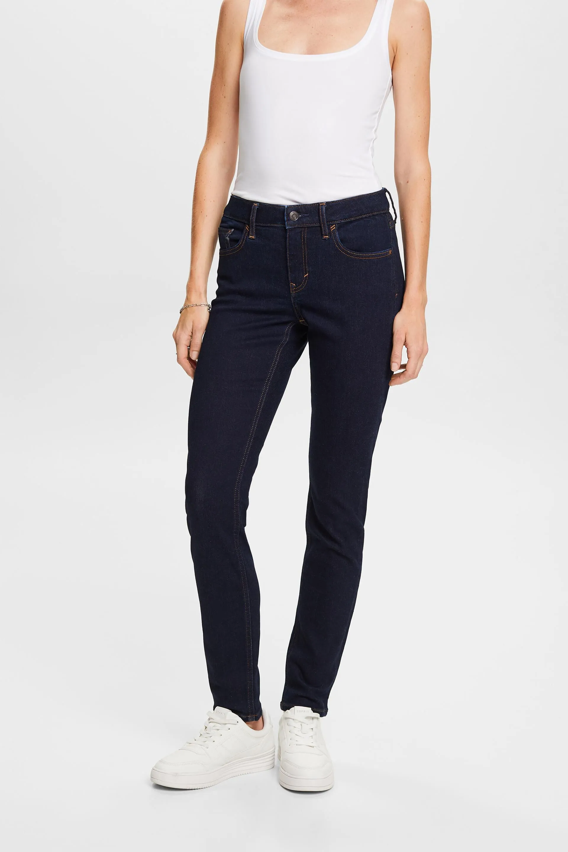 In materiale riciclato: jeans slim fit stretch a vita media