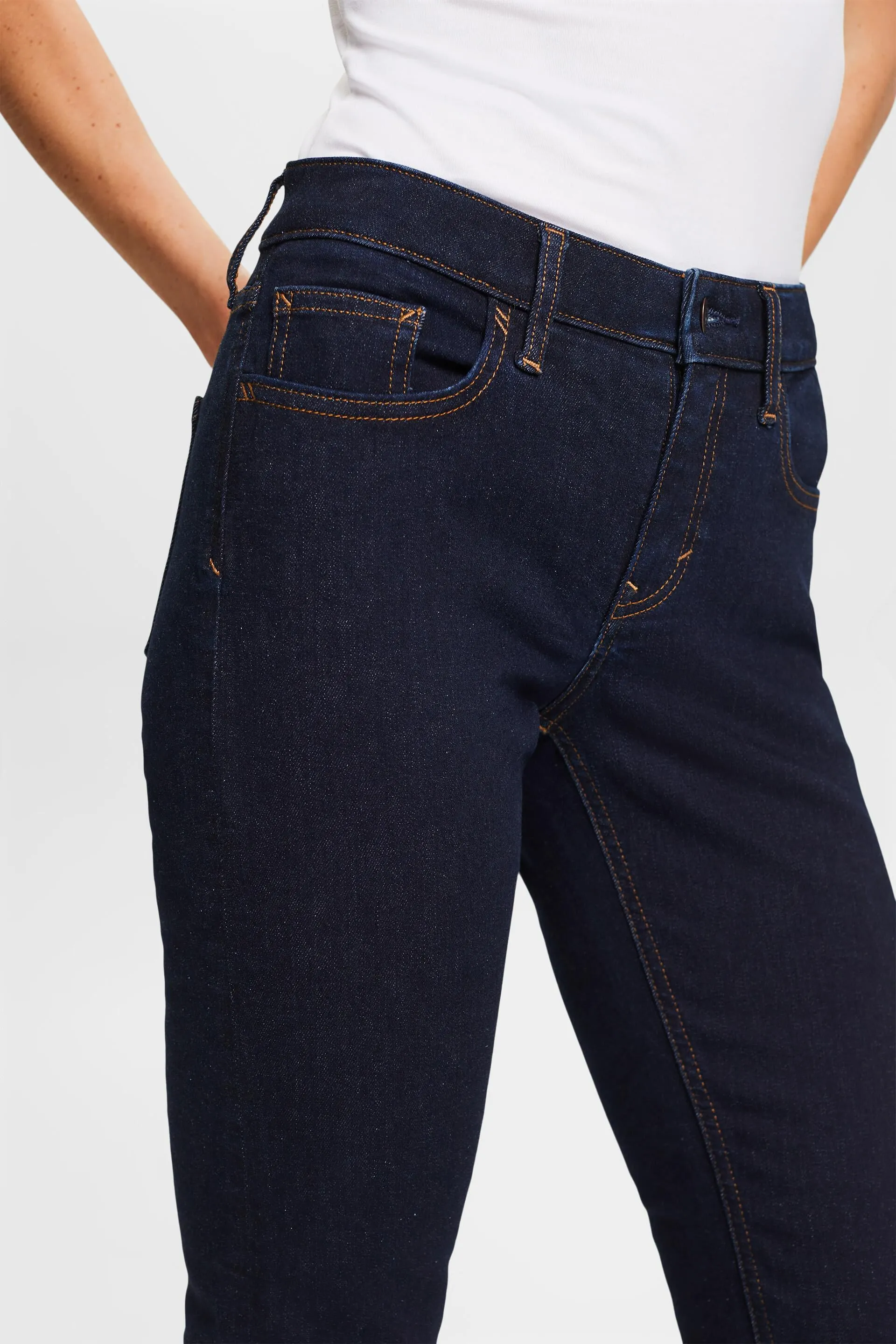 In materiale riciclato: jeans slim fit stretch a vita media