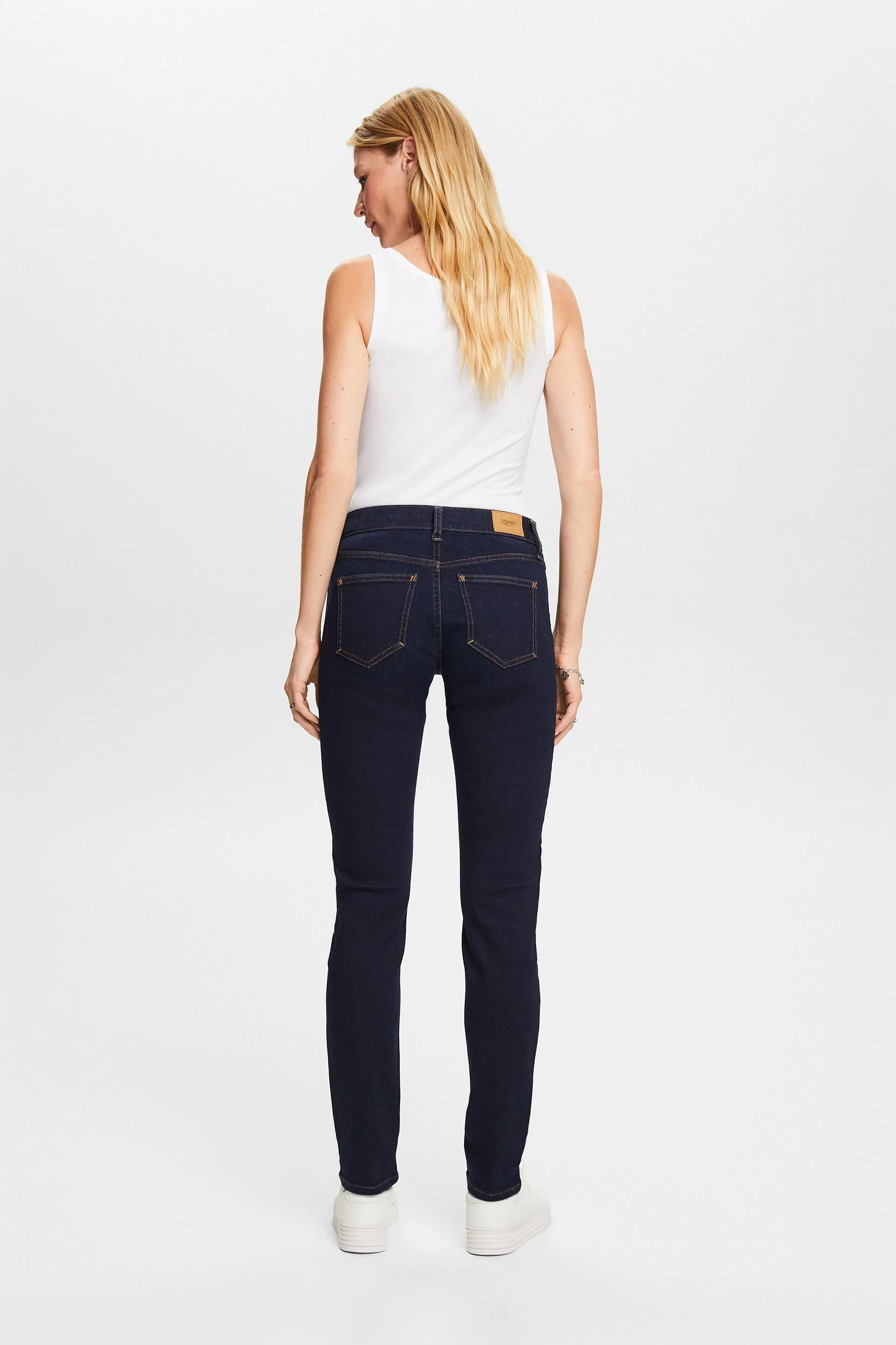 In materiale riciclato: jeans slim fit stretch a vita media