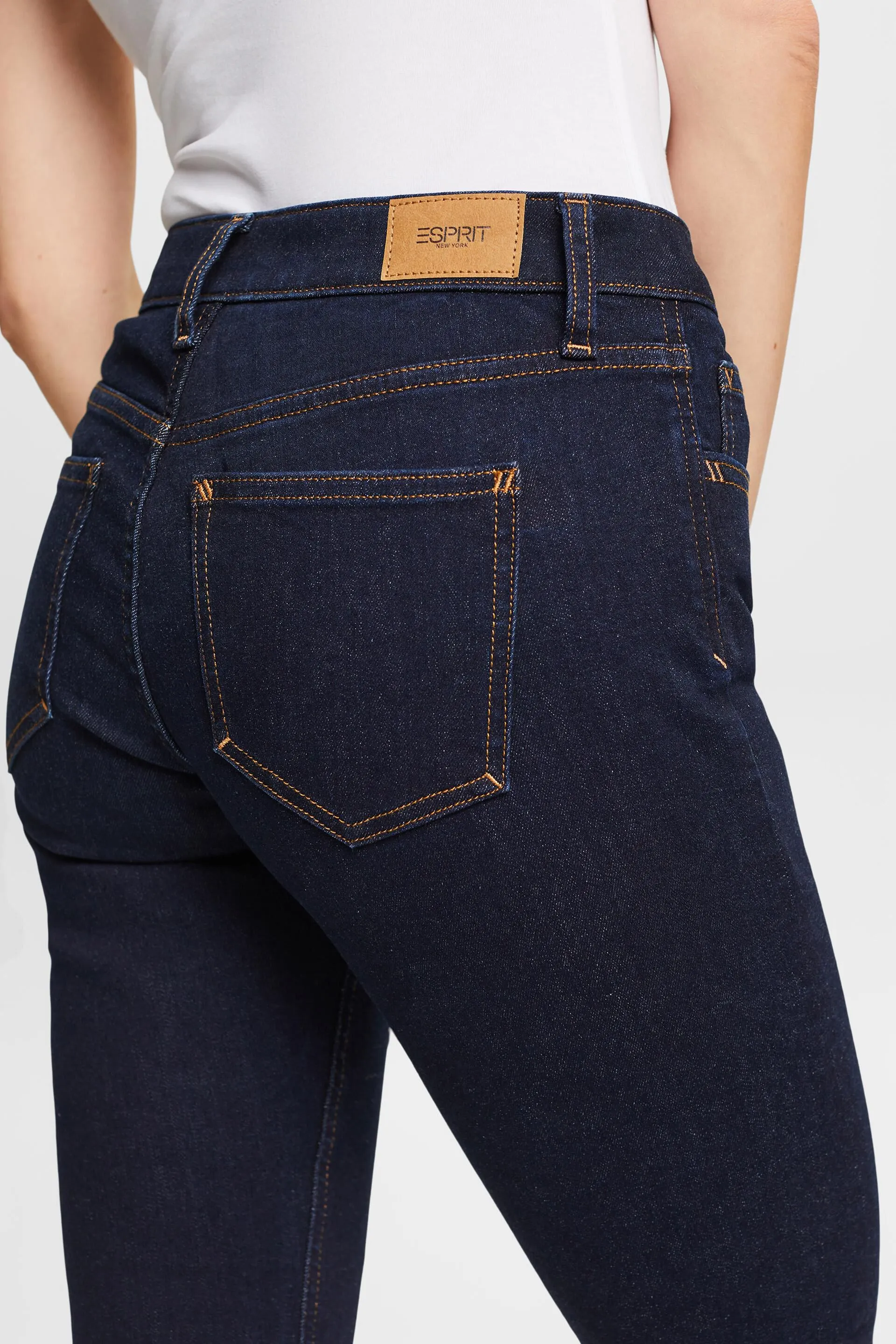 In materiale riciclato: jeans slim fit stretch a vita media