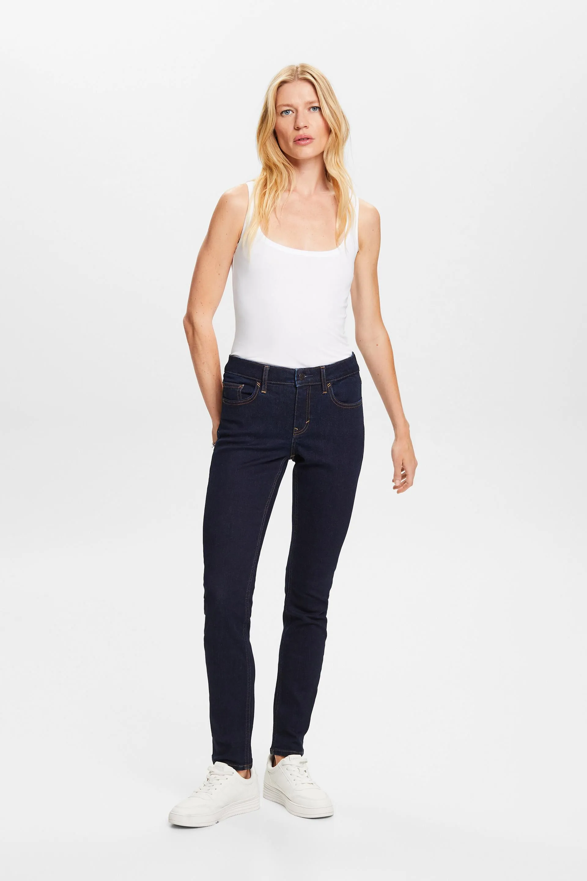 In materiale riciclato: jeans slim fit stretch a vita media