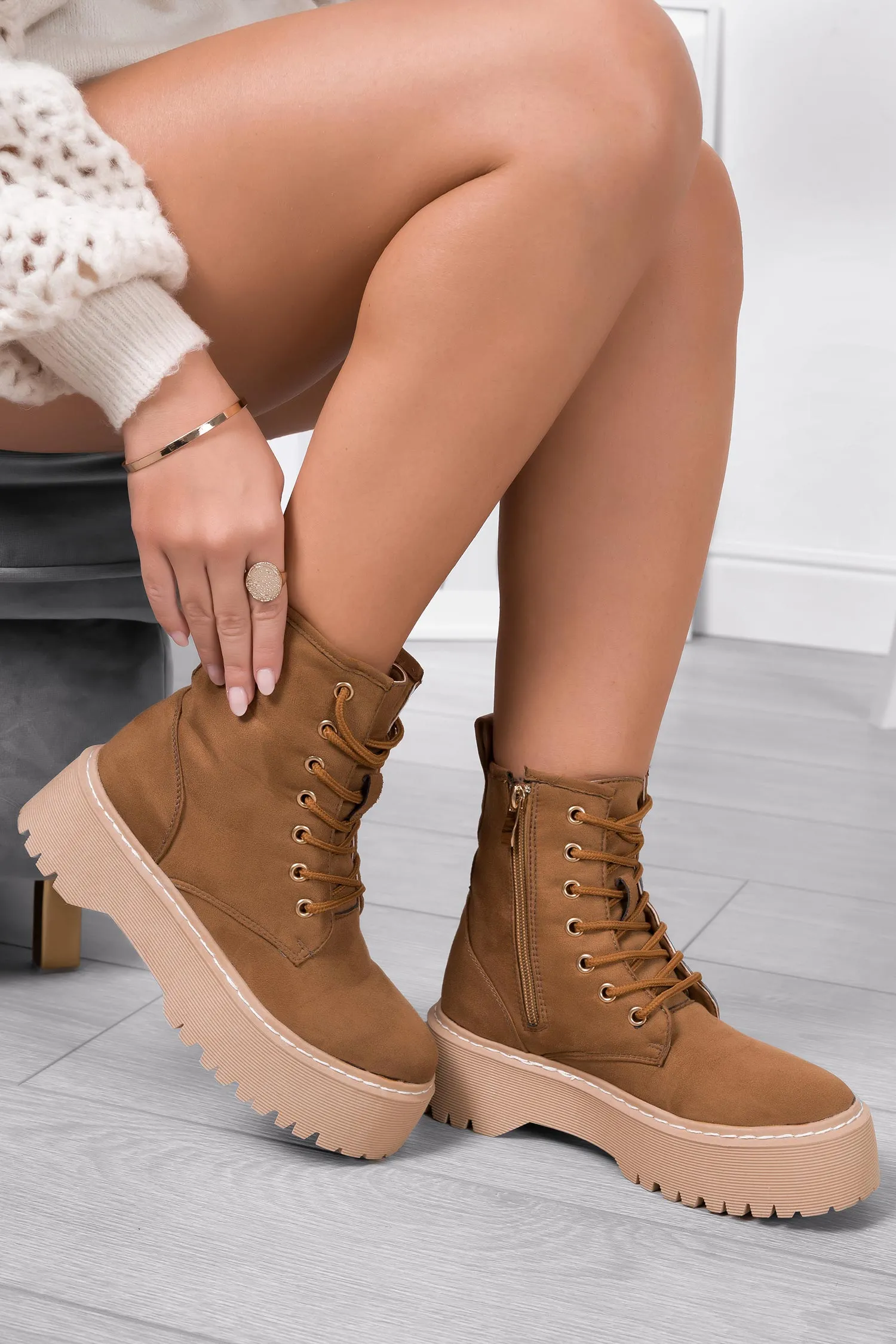 LARISSA - Anfibi Alexoo camel scamosciati con suola spessa