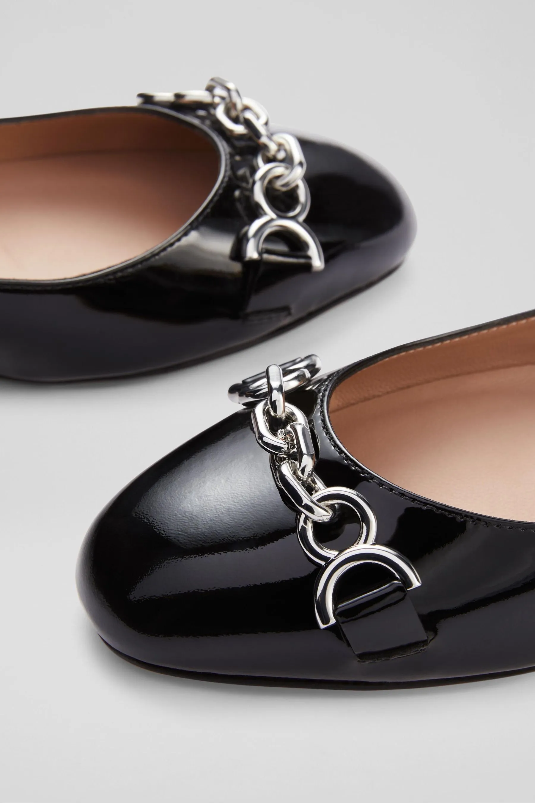LK Bennett - Blakely - Sneakers in vernice con morsetto