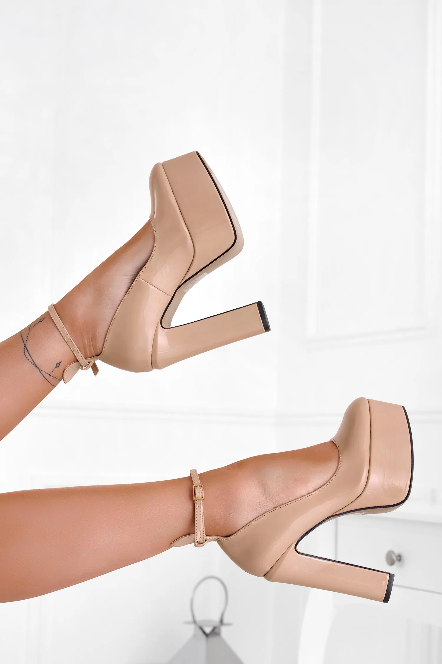 MARYLIN - Decolletè beige in vernice con cinturino e tacco alto