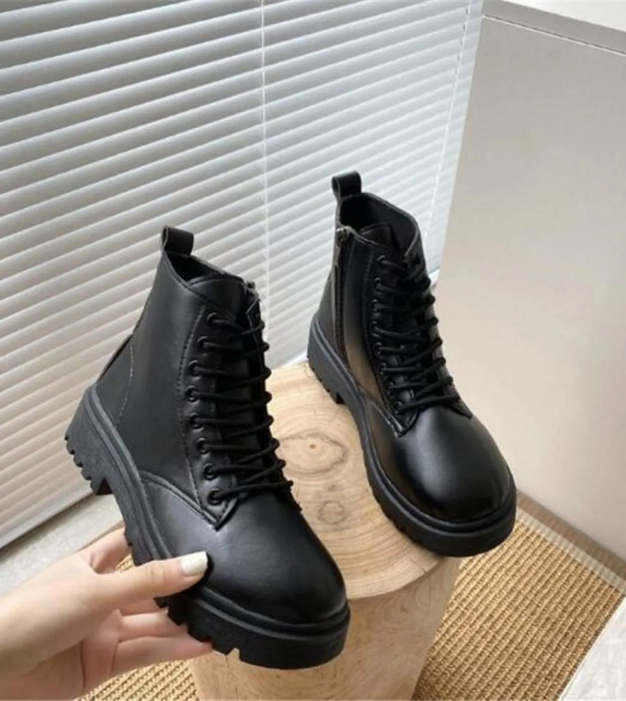 Moda Donna Black Martin Stivali Ladies Lace Up Pu Leather Plaform Stivaletti da moto Punk Donna Autunno Inverno Scarpa
